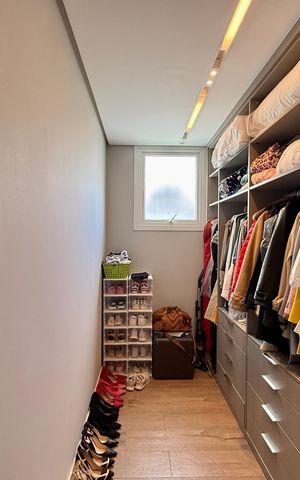 Casa de condomínio à venda com 600m², 3 quartos e 5 vagas Casa de condomínio à venda com 600m², 3 quartos e 5 vagasCloset 2 Suíte 1