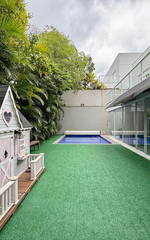 Casa de condomínio à venda com 600m², 3 quartos e 5 vagas Casa de condomínio à venda com 600m², 3 quartos e 5 vagasQuintal