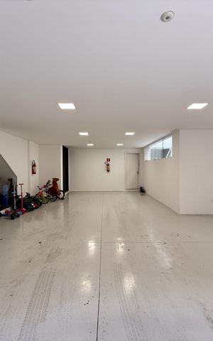 Casa de condomínio à venda com 600m², 3 quartos e 5 vagas Casa de condomínio à venda com 600m², 3 quartos e 5 vagasGaragem
