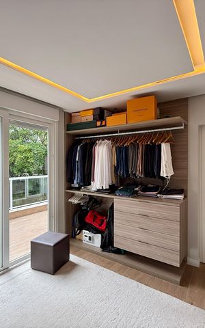 Casa de condomínio à venda com 600m², 3 quartos e 5 vagas Casa de condomínio à venda com 600m², 3 quartos e 5 vagasCloset 1 Suíte 1