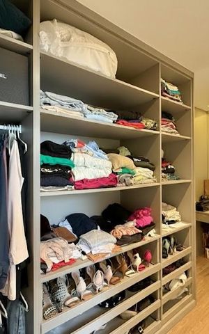 Casa de condomínio à venda com 600m², 3 quartos e 5 vagas Casa de condomínio à venda com 600m², 3 quartos e 5 vagasCloset 2 Suíte 1