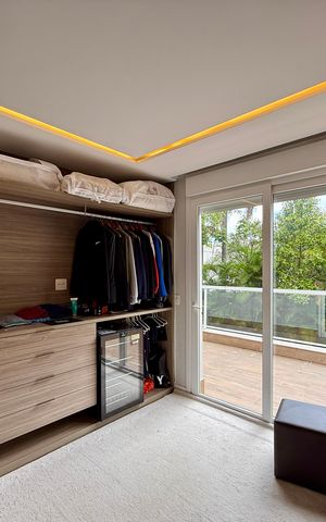 Casa de condomínio à venda com 600m², 3 quartos e 5 vagas Casa de condomínio à venda com 600m², 3 quartos e 5 vagasCloset 1 Suíte 1