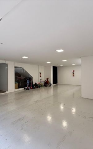 Casa de condomínio à venda com 600m², 3 quartos e 5 vagas Casa de condomínio à venda com 600m², 3 quartos e 5 vagasGaragem