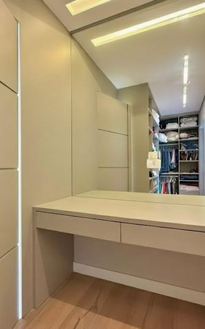 Casa de condomínio à venda com 600m², 3 quartos e 5 vagas Casa de condomínio à venda com 600m², 3 quartos e 5 vagasCloset 2 Suíte 1