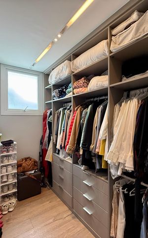 Casa de condomínio à venda com 600m², 3 quartos e 5 vagas Casa de condomínio à venda com 600m², 3 quartos e 5 vagasCloset 2 Suíte 1