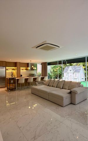 Casa de condomínio à venda com 600m², 3 quartos e 5 vagas Casa de condomínio à venda com 600m², 3 quartos e 5 vagasSala