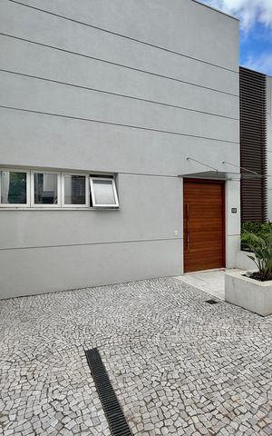 Casa de condomínio à venda com 600m², 3 quartos e 5 vagas Casa de condomínio à venda com 600m², 3 quartos e 5 vagasFachada Casa