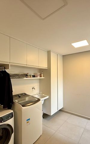 Casa de condomínio à venda com 600m², 3 quartos e 5 vagas Casa de condomínio à venda com 600m², 3 quartos e 5 vagasÁrea de Serviço