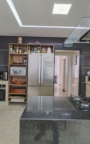 Casa à venda com 356m², 3 quartos e 4 vagas Casa à venda com 356m², 3 quartos e 4 vagasCozinha