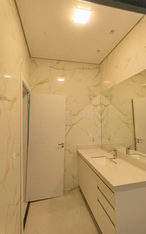 Casa de condomínio à venda com 300m², 3 quartos e 4 vagas Casa de condomínio à venda com 300m², 3 quartos e 4 vagasBanheiro da Suíte 3