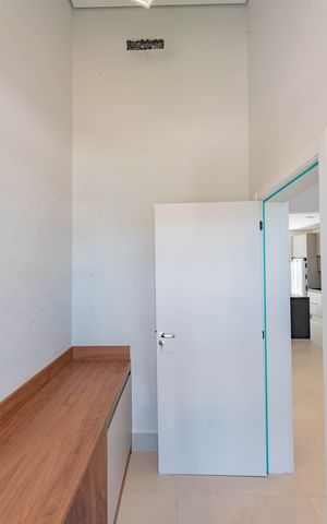 Casa de condomínio à venda com 300m², 3 quartos e 4 vagas Casa de condomínio à venda com 300m², 3 quartos e 4 vagasEscritório
