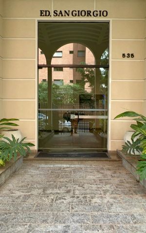 Apartamento à venda com 333m², 4 quartos e 4 vagas Apartamento à venda com 333m², 4 quartos e 4 vagasEntrada do Prédio