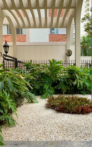 Apartamento à venda com 333m², 4 quartos e 4 vagas Apartamento à venda com 333m², 4 quartos e 4 vagasEntrada do Prédio