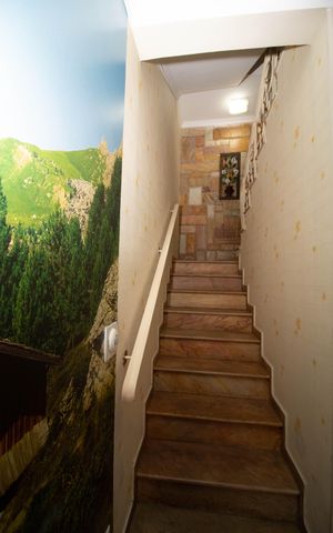 Casa à venda com 650m², 4 quartos e 5 vagas Casa à venda com 650m², 4 quartos e 5 vagasEscada