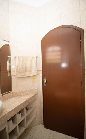 Casa à venda com 650m², 4 quartos e 5 vagas Casa à venda com 650m², 4 quartos e 5 vagasBanheiro 1