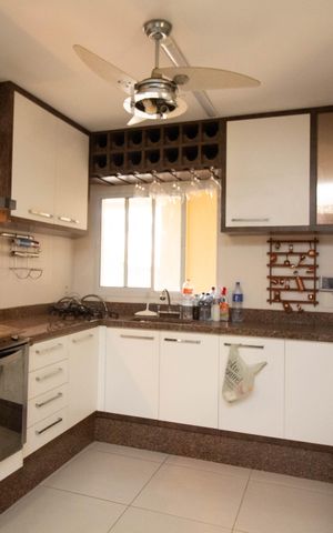 Casa à venda com 650m², 4 quartos e 5 vagas Casa à venda com 650m², 4 quartos e 5 vagasCozinha