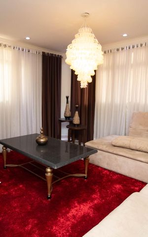 Casa à venda com 650m², 4 quartos e 5 vagas Casa à venda com 650m², 4 quartos e 5 vagasSala