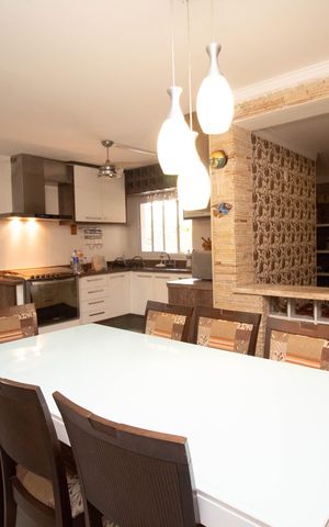 Casa à venda com 650m², 4 quartos e 5 vagas Casa à venda com 650m², 4 quartos e 5 vagasCozinha