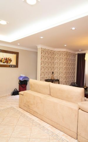 Casa à venda com 650m², 4 quartos e 5 vagas Casa à venda com 650m², 4 quartos e 5 vagasSala