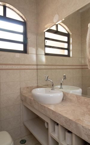 Casa à venda com 650m², 4 quartos e 5 vagas Casa à venda com 650m², 4 quartos e 5 vagasBanheiro 1