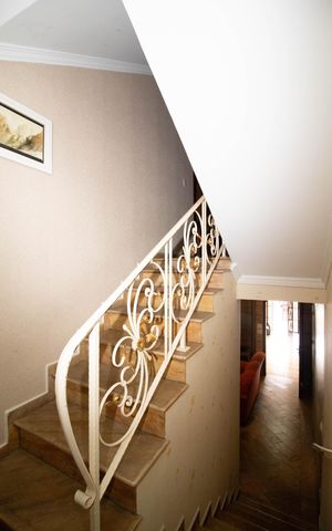 Casa à venda com 650m², 4 quartos e 5 vagas Casa à venda com 650m², 4 quartos e 5 vagasEscada
