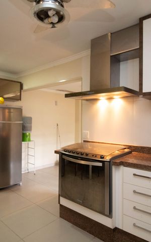 Casa à venda com 650m², 4 quartos e 5 vagas Casa à venda com 650m², 4 quartos e 5 vagasCozinha