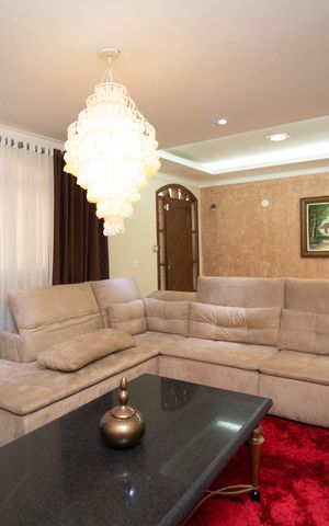 Casa à venda com 650m², 4 quartos e 5 vagas Casa à venda com 650m², 4 quartos e 5 vagasSala