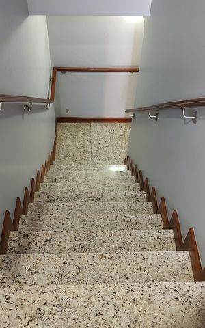 Casa de condomínio para alugar com 198m², 3 quartos e sem vaga Casa de condomínio para alugar com 198m², 3 quartos e sem vagaEscada