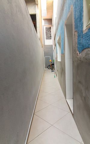 Casa à venda com 150m², 6 quartos e 4 vagas Casa à venda com 150m², 6 quartos e 4 vagasCorredor