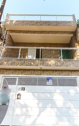 Casa à venda com 150m², 6 quartos e 4 vagas Casa à venda com 150m², 6 quartos e 4 vagasFachada + Placa