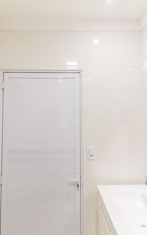 Casa à venda com 150m², 6 quartos e 4 vagas Casa à venda com 150m², 6 quartos e 4 vagasBanheiro 2