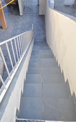 Casa para alugar com 80m², 1 quarto e sem vagaEscada de acesso
