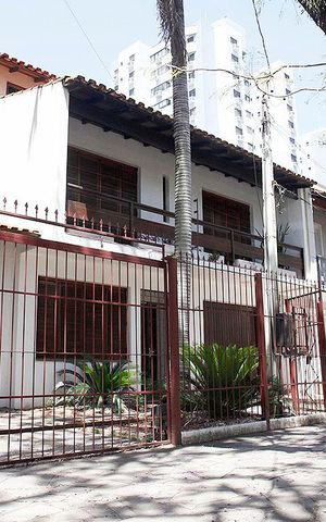 Casa à venda com 250m², 3 quartos e 3 vagasFachada