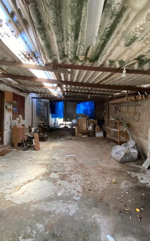Casa à venda com 200m², 2 quartos e 3 vagas Casa à venda com 200m², 2 quartos e 3 vagasGaragem
