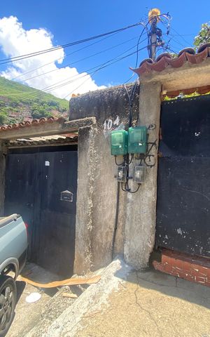 Casa à venda com 200m², 2 quartos e 3 vagas Casa à venda com 200m², 2 quartos e 3 vagasFachada