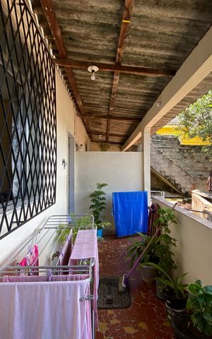 Casa à venda com 200m², 2 quartos e 3 vagas Casa à venda com 200m², 2 quartos e 3 vagasVaranda