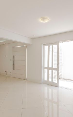 Casa à venda com 197m², 3 quartos e 2 vagas Casa à venda com 197m², 3 quartos e 2 vagasSala