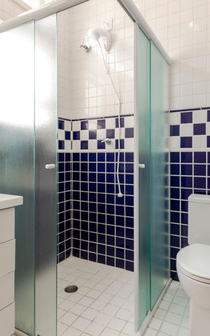 Casa à venda com 197m², 3 quartos e 2 vagas Casa à venda com 197m², 3 quartos e 2 vagasBanheiro da Suíte 1