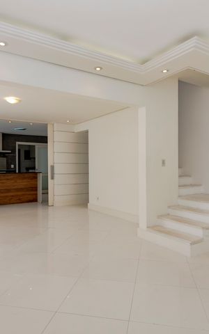 Casa à venda com 197m², 3 quartos e 2 vagas Casa à venda com 197m², 3 quartos e 2 vagasSala