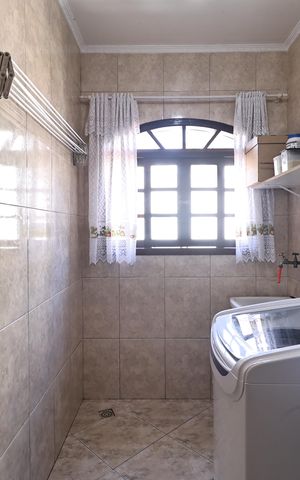 Casa à venda com 230m², 4 quartos e 2 vagasLavanderia