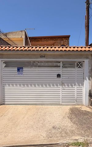 Casa à venda com 230m², 4 quartos e 2 vagasFachada + plaquinha