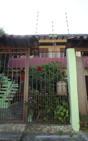 Casa à venda com 250m², 6 quartos e 2 vagasFachada