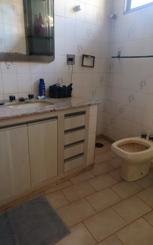 Casa para alugar com 500m², 4 quartos e 3 vagas Casa para alugar com 500m², 4 quartos e 3 vagasBanheiro da Suíte 1