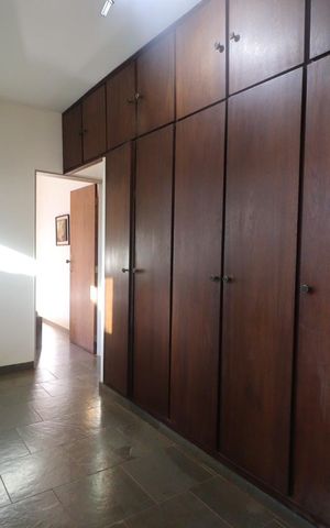 Casa para alugar com 500m², 4 quartos e 3 vagas Casa para alugar com 500m², 4 quartos e 3 vagasRoupeiro