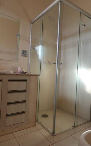 Casa para alugar com 500m², 4 quartos e 3 vagas Casa para alugar com 500m², 4 quartos e 3 vagasBanheiro da Suíte 2