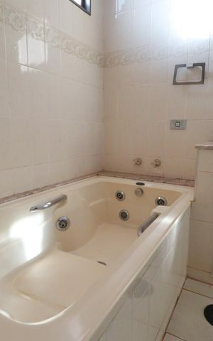 Casa para alugar com 500m², 4 quartos e 3 vagas Casa para alugar com 500m², 4 quartos e 3 vagasBanheiro da Suíte 2