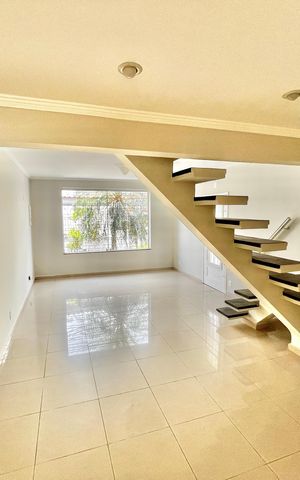 Casa à venda com 193m², 4 quartos e 2 vagas Casa à venda com 193m², 4 quartos e 2 vagasSala