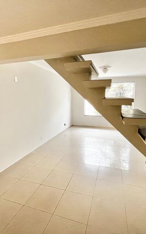 Casa à venda com 193m², 4 quartos e 2 vagas Casa à venda com 193m², 4 quartos e 2 vagasSala