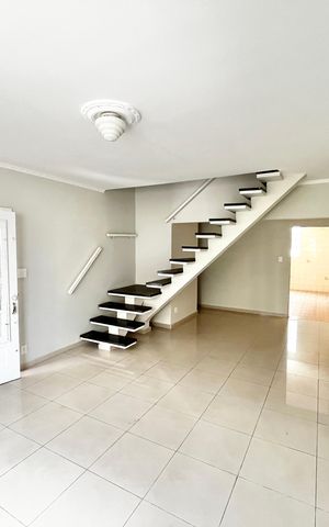 Casa à venda com 193m², 4 quartos e 2 vagas Casa à venda com 193m², 4 quartos e 2 vagasSala