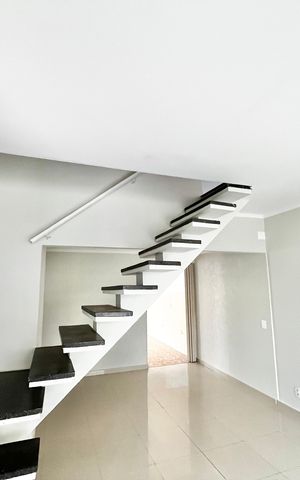 Casa à venda com 193m², 4 quartos e 2 vagas Casa à venda com 193m², 4 quartos e 2 vagasEscada